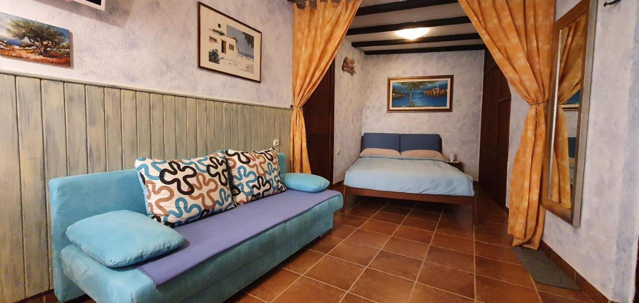 Studio Apartment Grisia Ровин Екстериор снимка