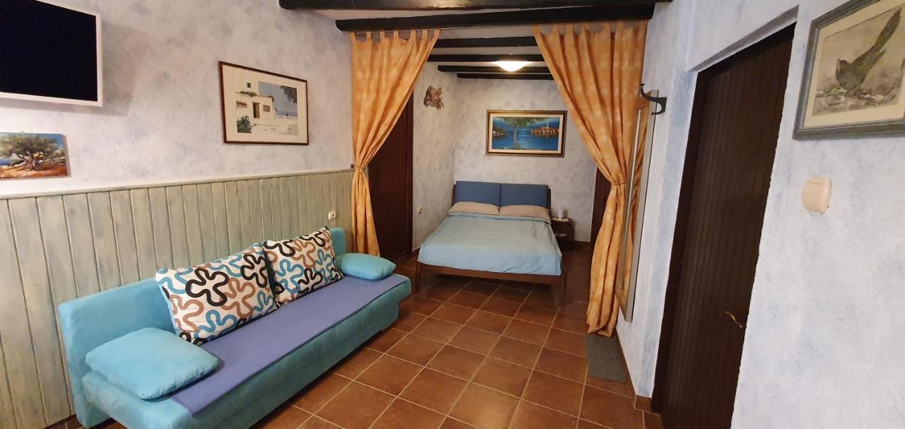 Studio Apartment Grisia Ровин Екстериор снимка